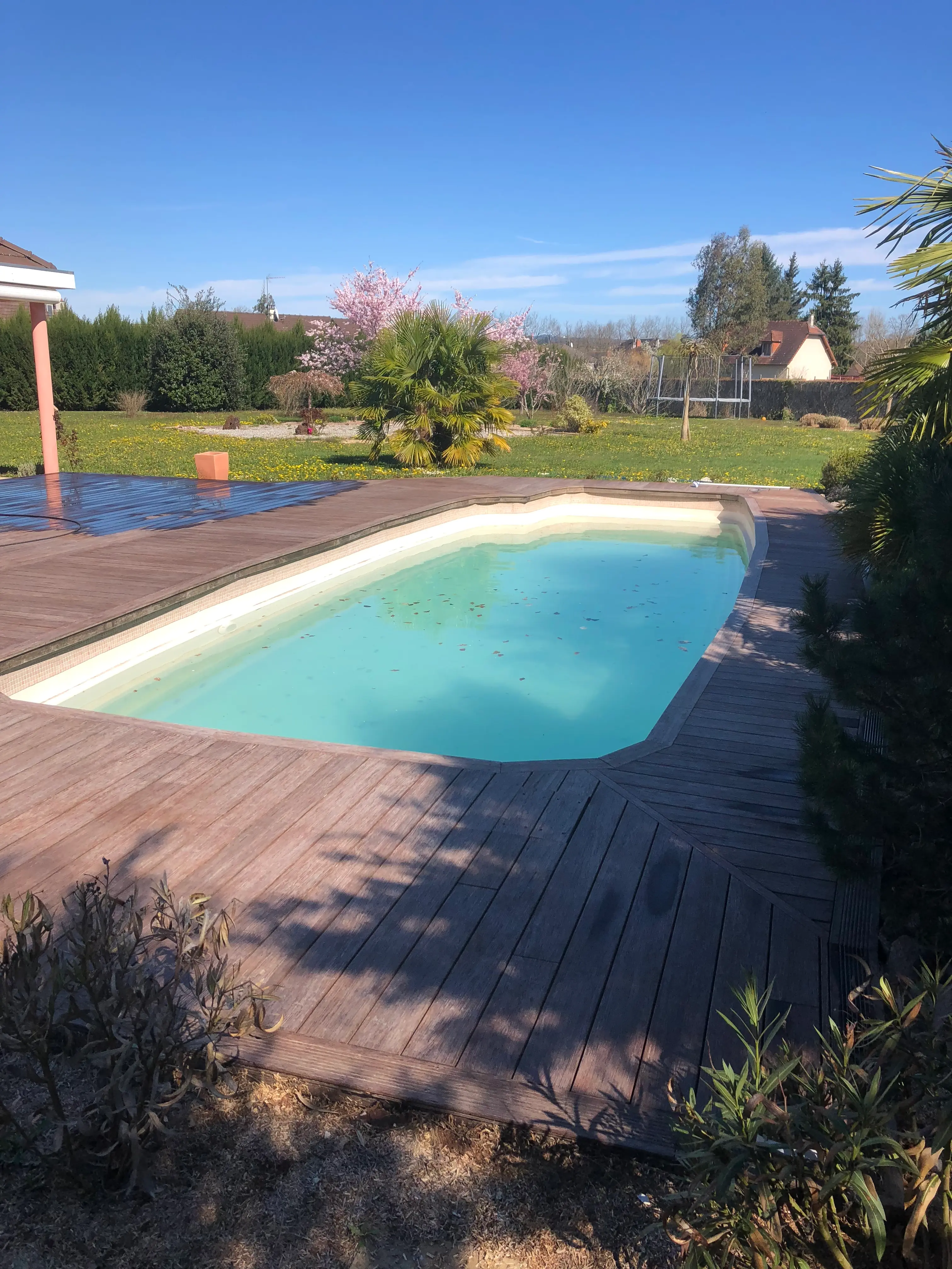 Dessous de toit en bois abîmé avant habillage