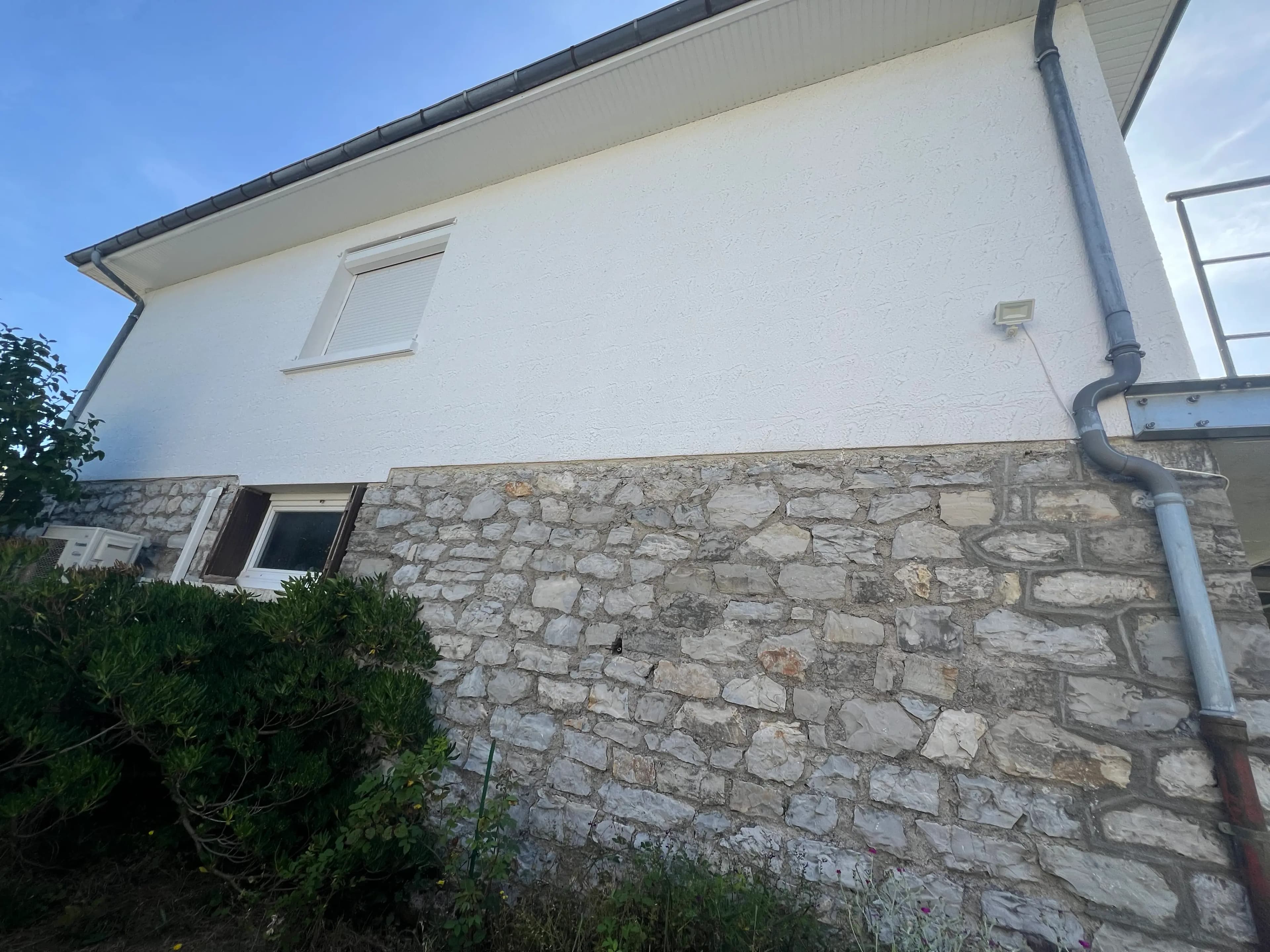 Façade propre et rajeunie après nettoyage