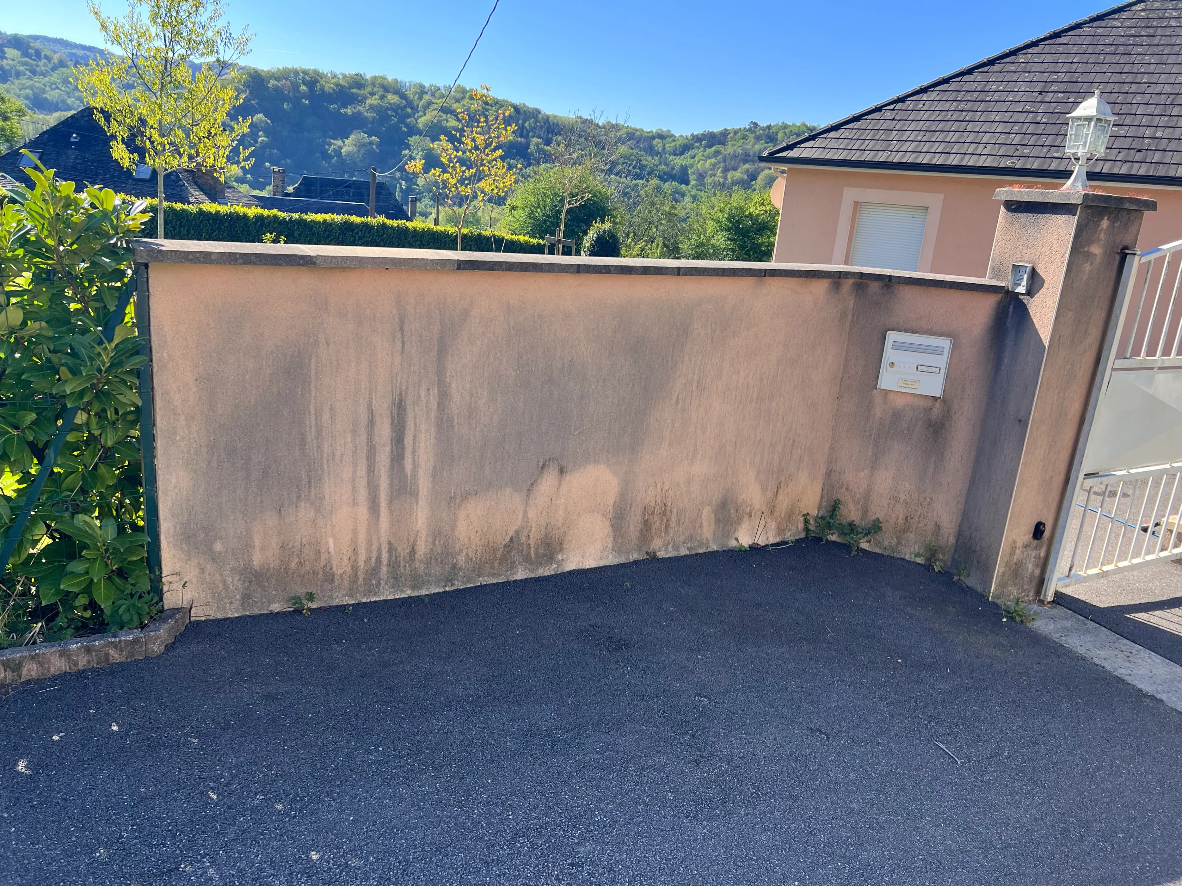 Application d'un traitement hydrofuge sur tuiles