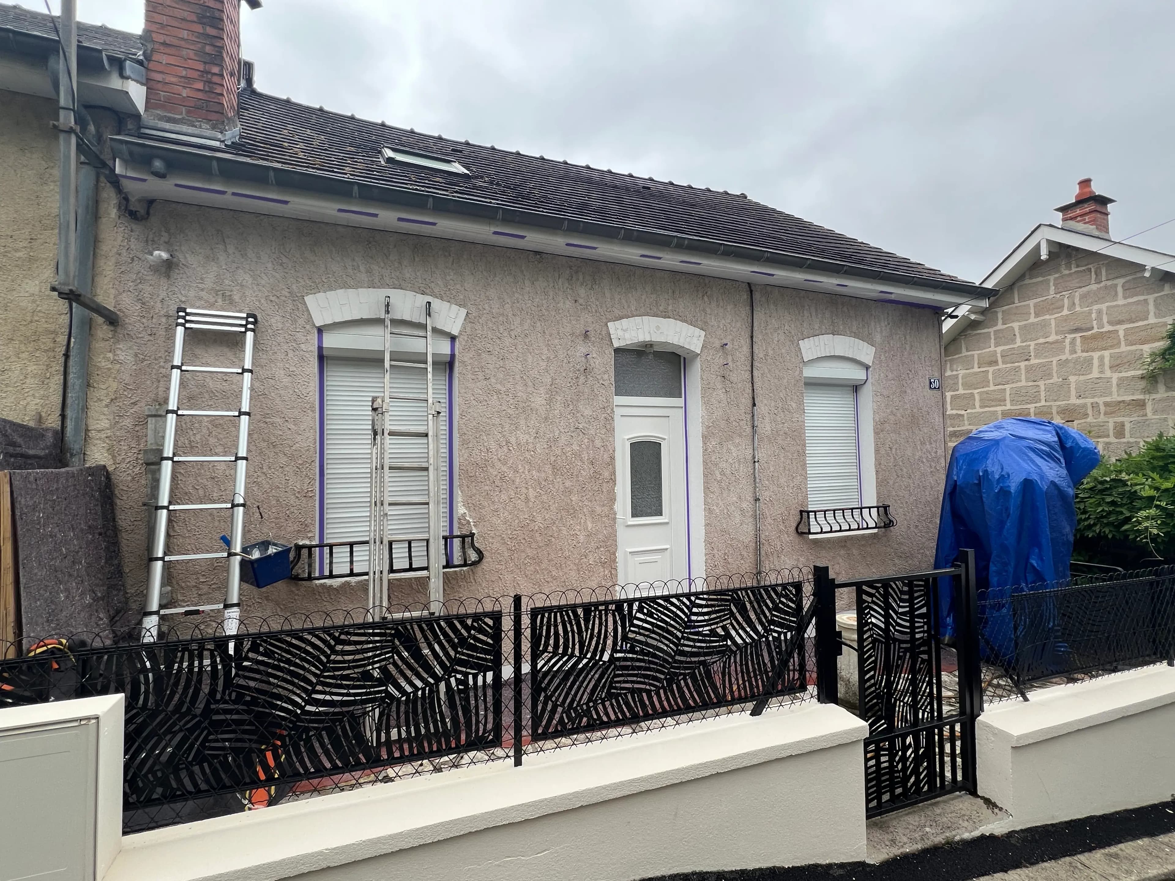 Détail d'une façade en crépi sale