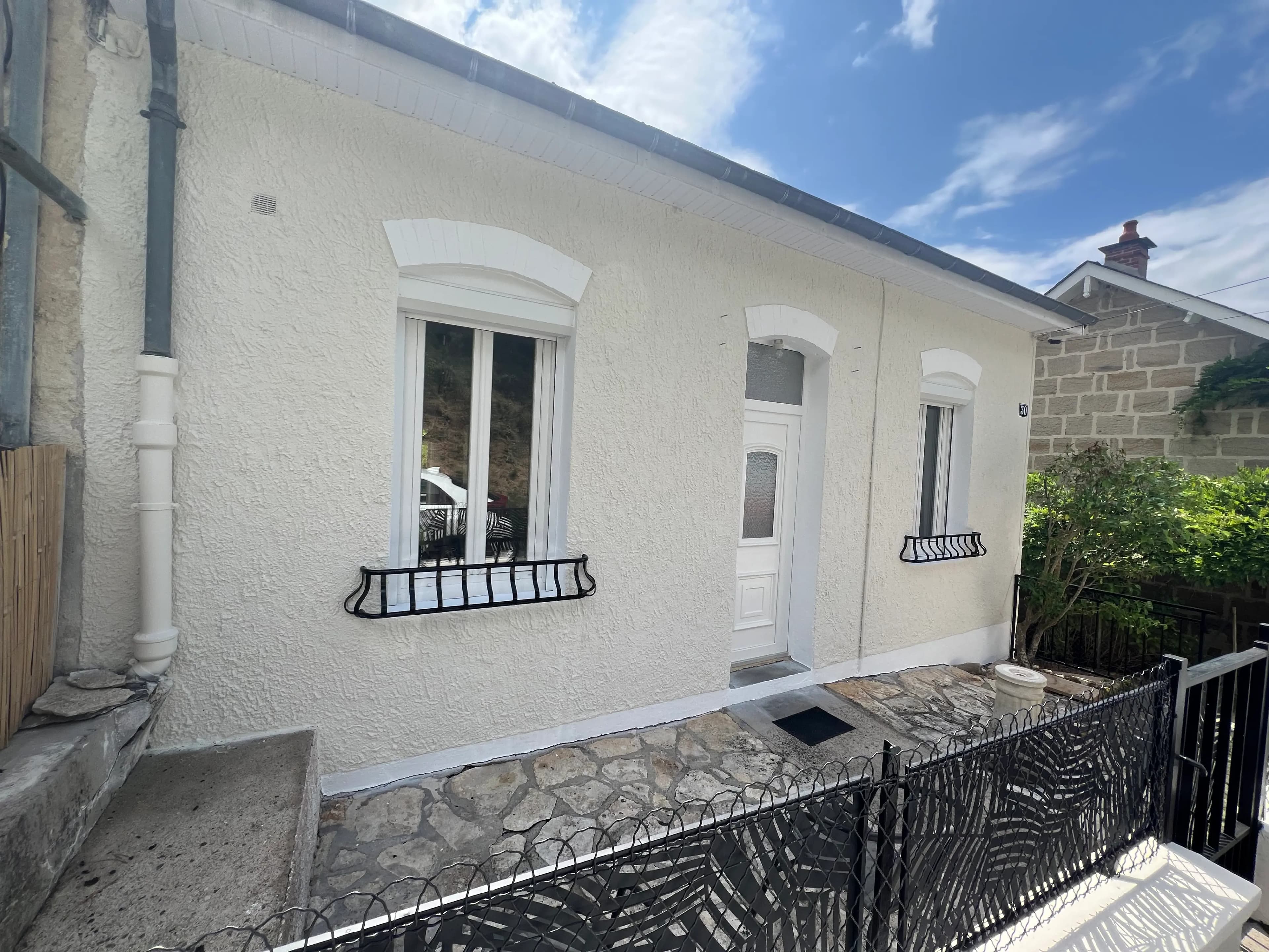 Détail de la même façade après un ravalement complet