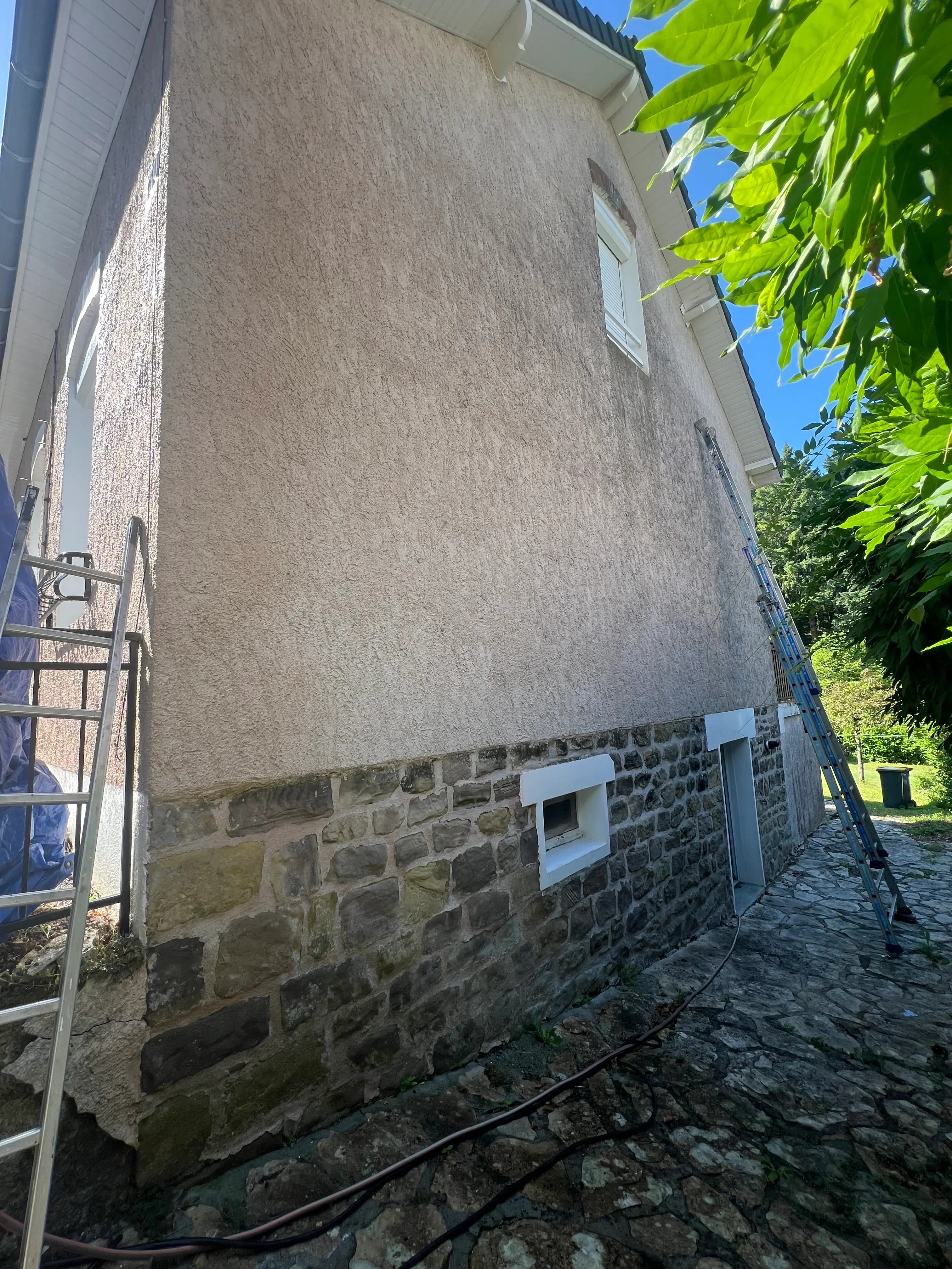 Chantier de ravalement de façade d'une maison