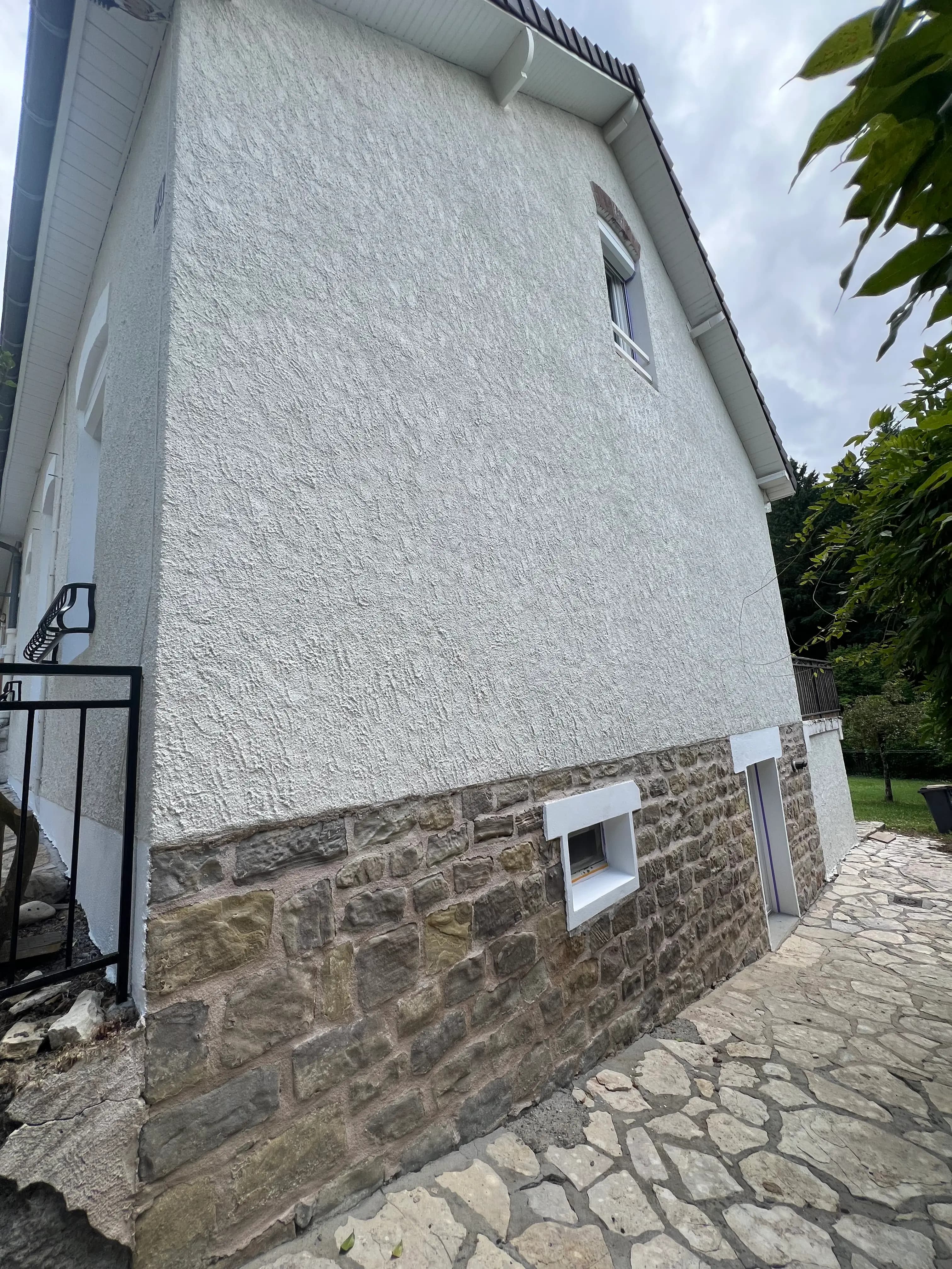 Maison avec une façade entièrement rénovée