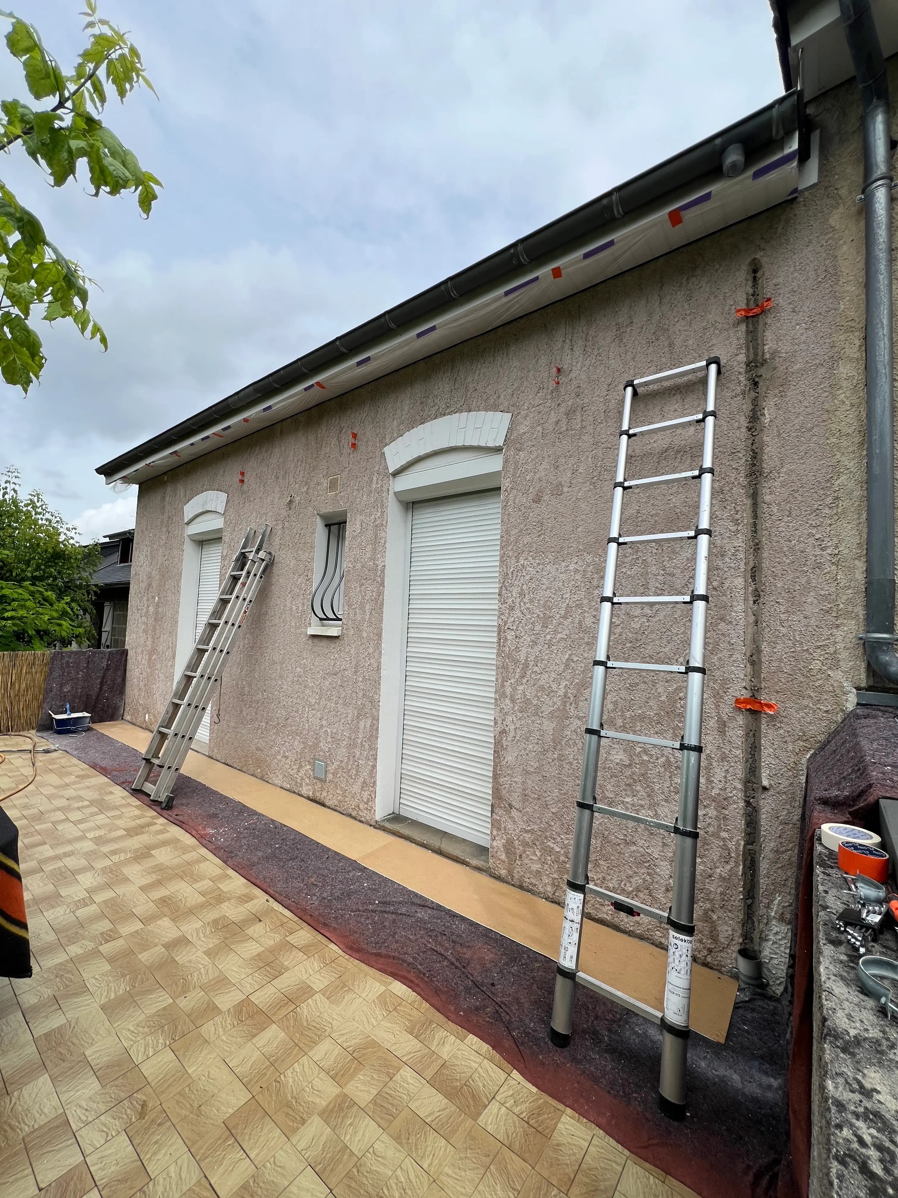 Ancienne peinture extérieure d'une habitation