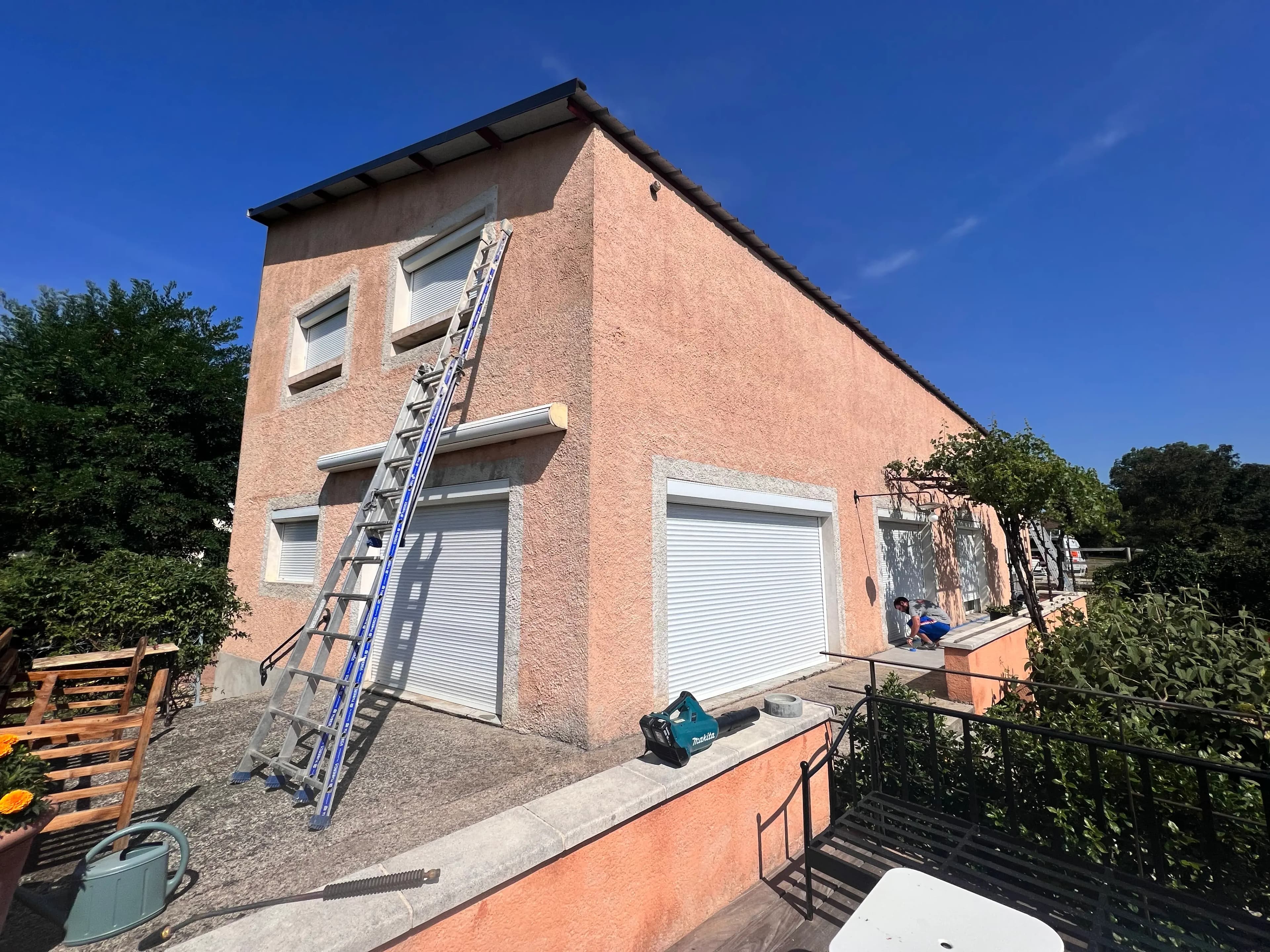 Travaux sur le toit d'un immeuble