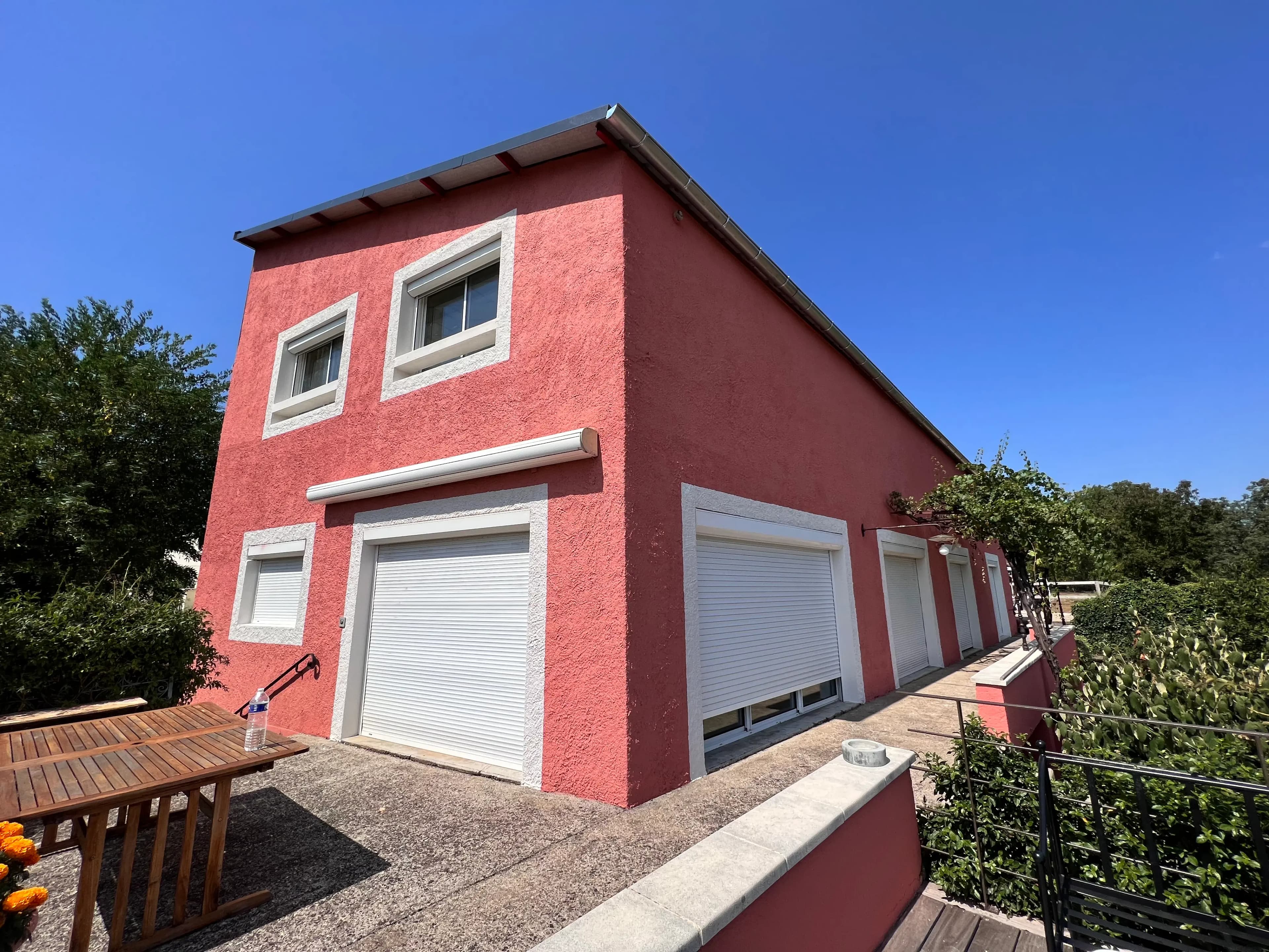 Toit d'immeuble réparé et nettoyé