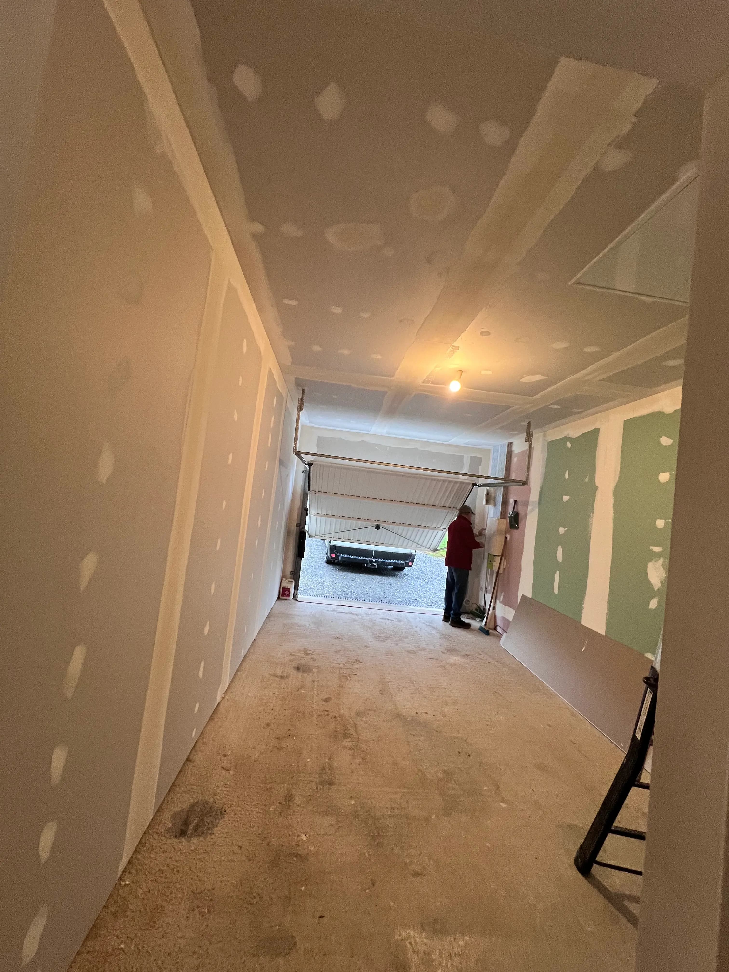 Mur fini avec une nouvelle couche de peinture