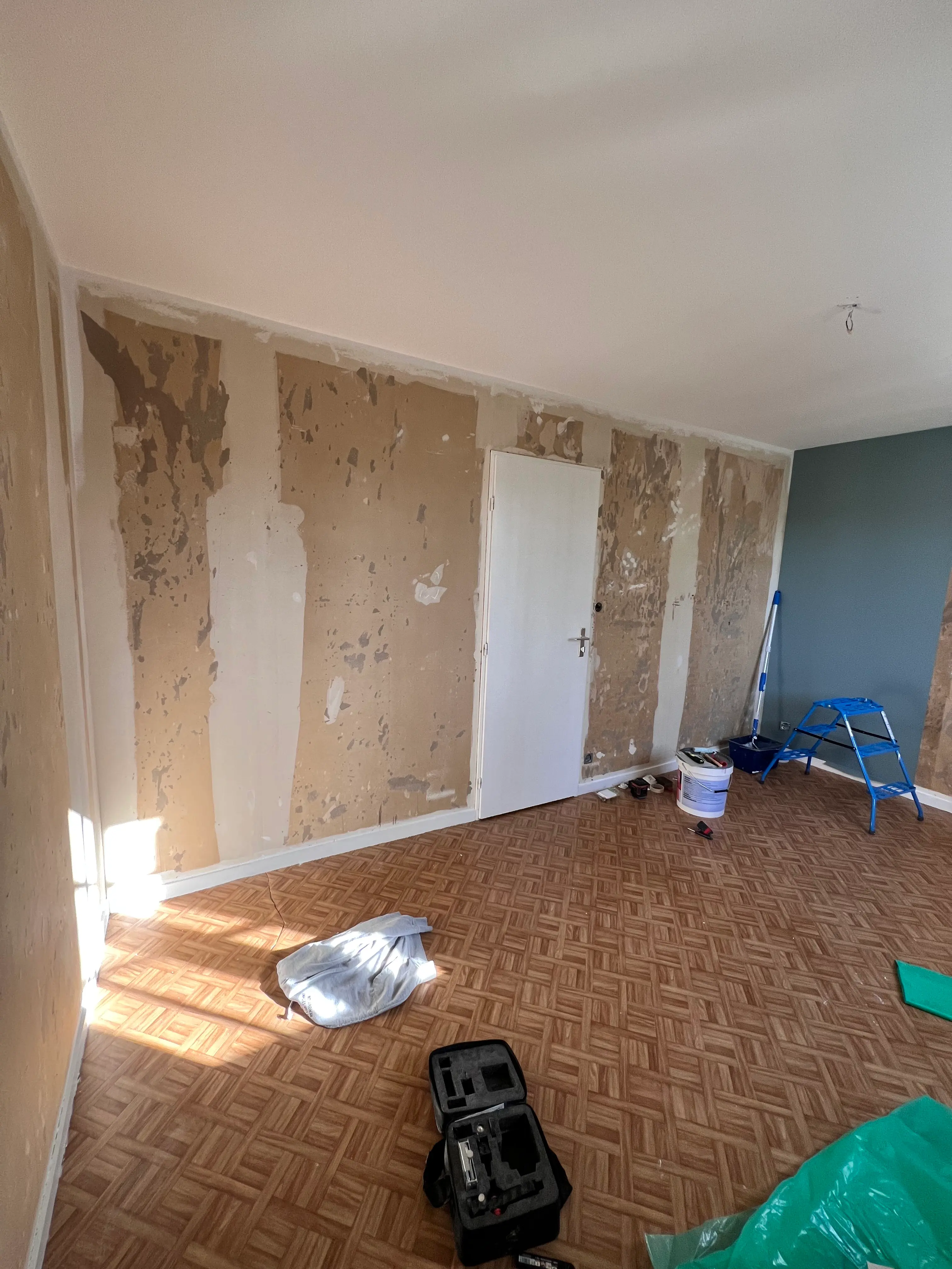 Chantier de peinture d'un portail en fer