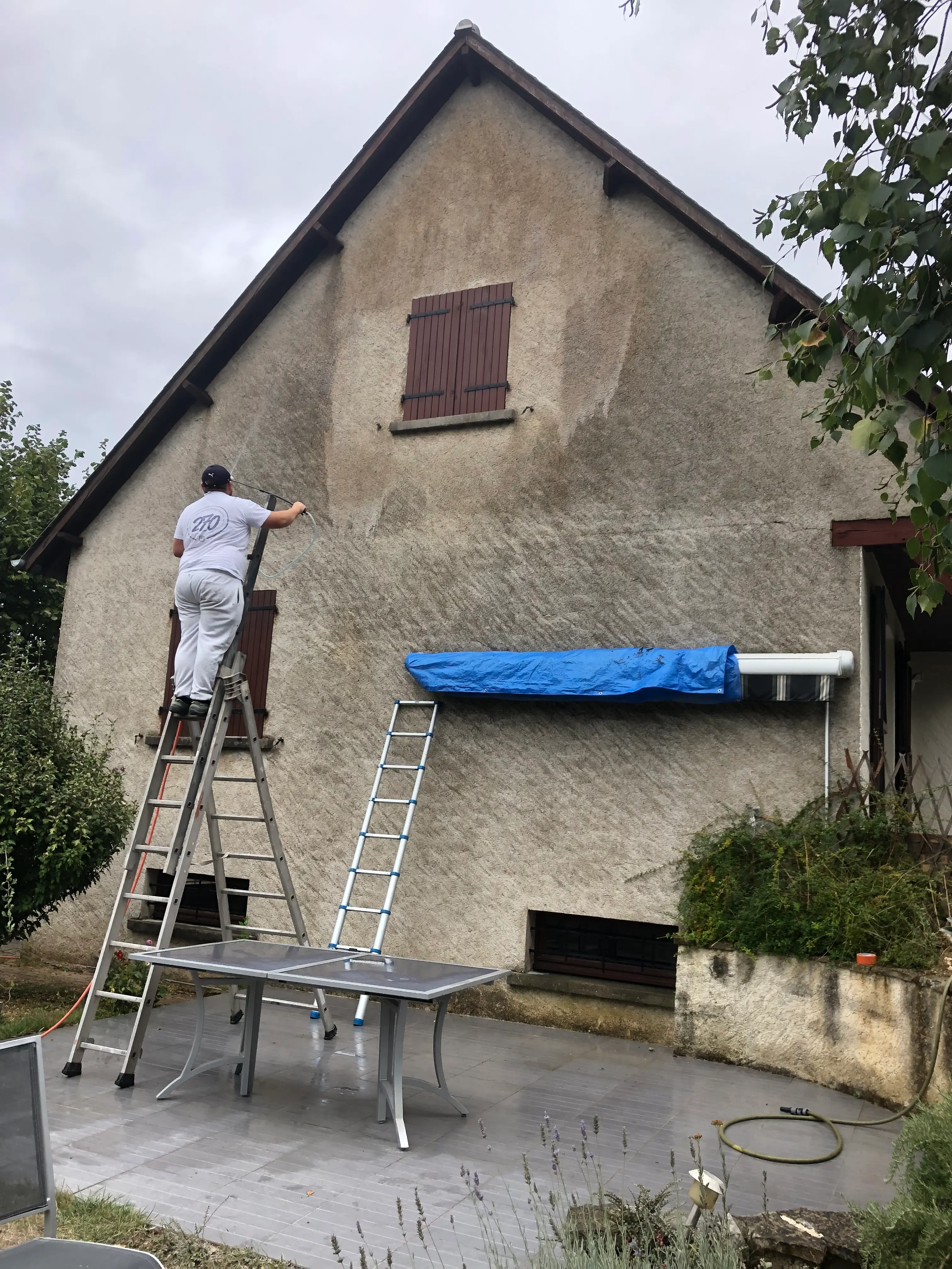 Mur extérieur fissuré avant travaux de rénovation