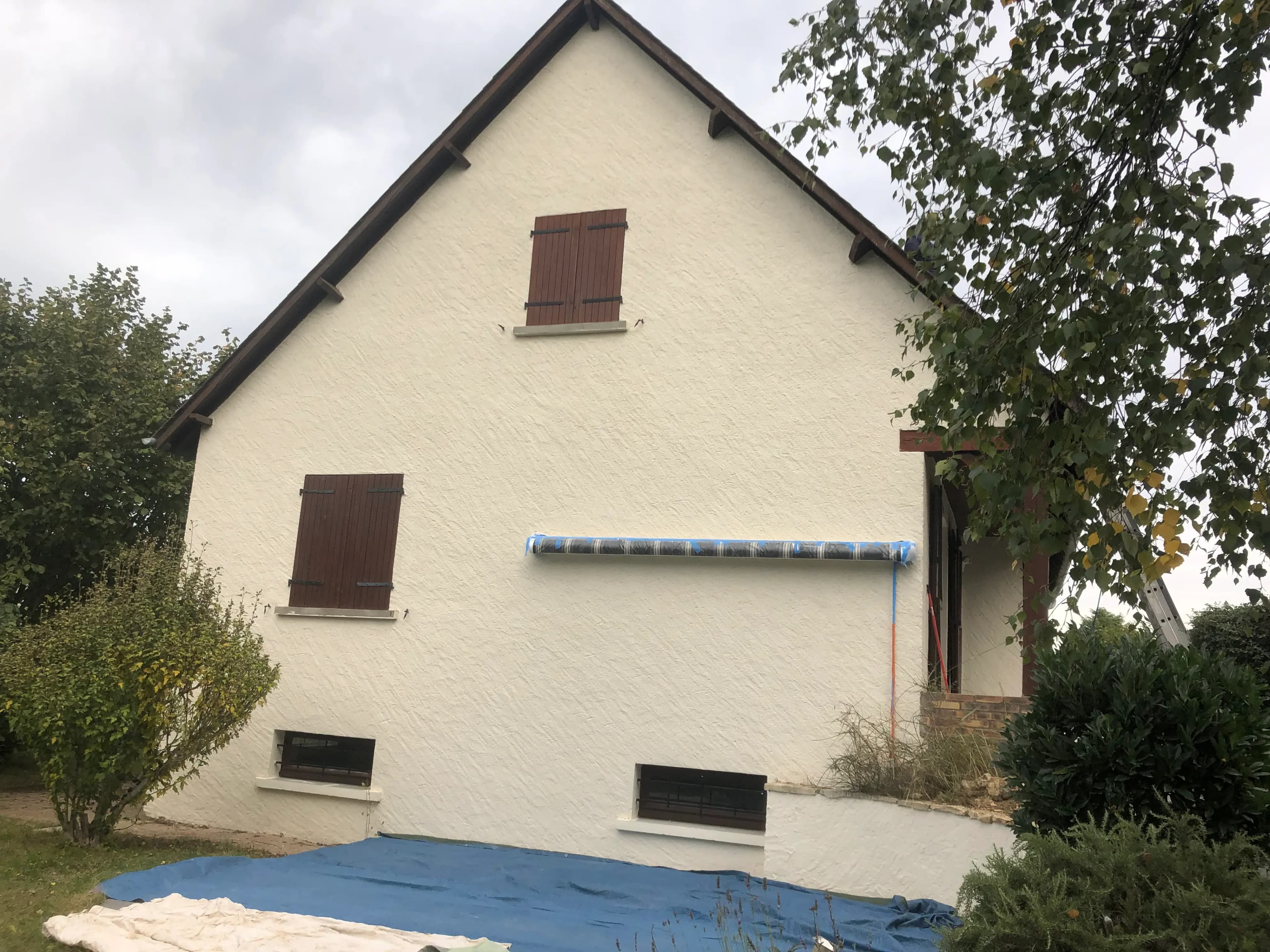 Mur extérieur réparé et repeint à neuf