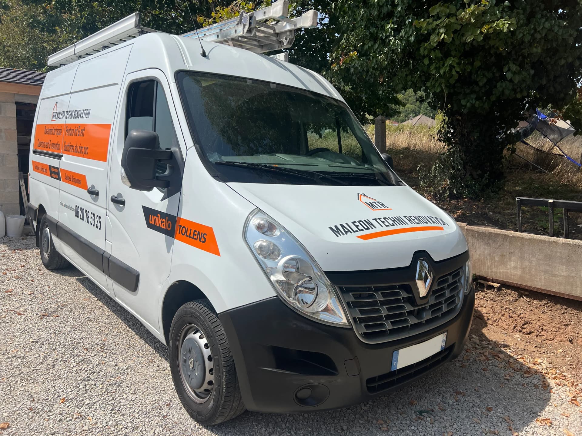 Camion de l'entreprise Maleon Techni Renovation à Brive